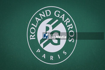 2023-05-22 - Illustration of the official logo of Roland Garos during Roland-Garros 2023, Grand Slam tennis tournament, Previews on May 22, 2023 at Roland-Garros stadium in Paris, France - TENNIS - ROLAND GARROS 2023 - PREVIEWS - INTERNATIONALS - TENNIS