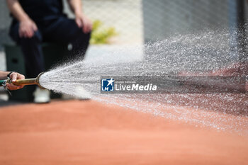 2023-05-22 - Illustration of watering during Roland-Garros 2023, Grand Slam tennis tournament, Previews on May 22, 2023 at Roland-Garros stadium in Paris, France - TENNIS - ROLAND GARROS 2023 - PREVIEWS - INTERNATIONALS - TENNIS