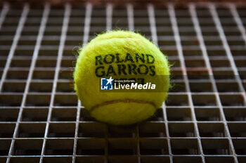 2023-05-22 - Illustration of the official ball during Roland-Garros 2023, Grand Slam tennis tournament, Previews on May 22, 2023 at Roland-Garros stadium in Paris, France - TENNIS - ROLAND GARROS 2023 - PREVIEWS - INTERNATIONALS - TENNIS