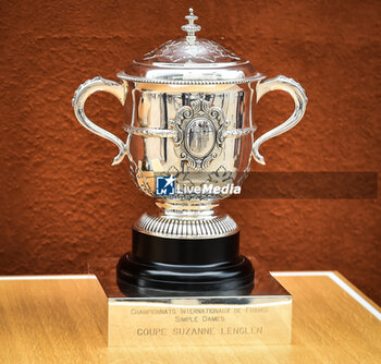 2023-05-22 - Exhibition of the Roland Garros trophy in the women's individual category during Roland-Garros 2023, Grand Slam tennis tournament, Previews on May 22, 2023 at Roland-Garros stadium in Paris, France - TENNIS - ROLAND GARROS 2023 - PREVIEWS - INTERNATIONALS - TENNIS