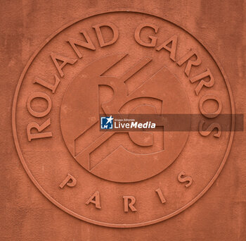 2023-05-22 - Illustration of the official logo of Roland Garros during Roland-Garros 2023, Grand Slam tennis tournament, Previews on May 22, 2023 at Roland-Garros stadium in Paris, France - TENNIS - ROLAND GARROS 2023 - PREVIEWS - INTERNATIONALS - TENNIS