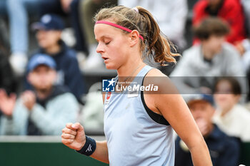 2023-05-23 - Alice ROBBE of France celebrates his point during the second qualifying day of Roland-Garros 2023, Grand Slam tennis tournament, Previews on May 23, 2023 at Roland-Garros stadium in Paris, France - TENNIS - ROLAND GARROS 2023 - PREVIEWS - INTERNATIONALS - TENNIS