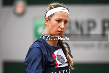 2023-05-23 - Victoria AZARENKA of Belarus with PSG jersey during a training session of Roland-Garros 2023, Grand Slam tennis tournament, Previews on May 23, 2023 at Roland-Garros stadium in Paris, France - TENNIS - ROLAND GARROS 2023 - PREVIEWS - INTERNATIONALS - TENNIS