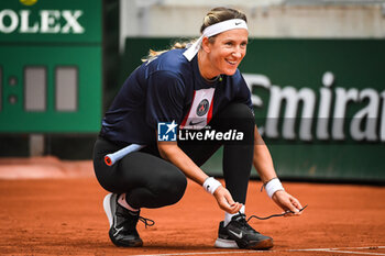2023-05-23 - Victoria AZARENKA of Belarus with PSG jersey during a training session of Roland-Garros 2023, Grand Slam tennis tournament, Previews on May 23, 2023 at Roland-Garros stadium in Paris, France - TENNIS - ROLAND GARROS 2023 - PREVIEWS - INTERNATIONALS - TENNIS