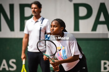 2023-05-23 - Coco GAUFF of United States with his coach Patrick MOURATOGLOU during a training session of Roland-Garros 2023, Grand Slam tennis tournament, Previews on May 23, 2023 at Roland-Garros stadium in Paris, France - TENNIS - ROLAND GARROS 2023 - PREVIEWS - INTERNATIONALS - TENNIS