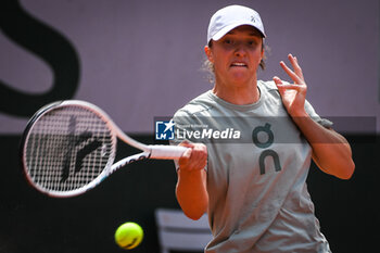 2023-05-24 - Iga SWIATEK of Poland during a training session of Roland-Garros 2023, Grand Slam tennis tournament, Previews on May 24, 2023 at Roland-Garros stadium in Paris, France - TENNIS - ROLAND GARROS 2023 - PREVIEWS - INTERNATIONALS - TENNIS