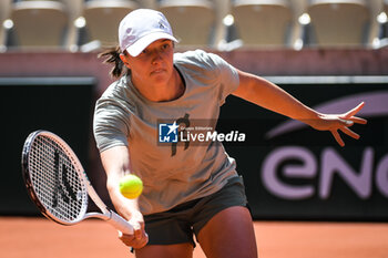 2023-05-24 - Iga SWIATEK of Poland during a training session of Roland-Garros 2023, Grand Slam tennis tournament, Previews on May 24, 2023 at Roland-Garros stadium in Paris, France - TENNIS - ROLAND GARROS 2023 - PREVIEWS - INTERNATIONALS - TENNIS