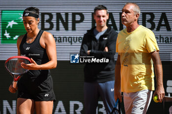 2023-05-24 - Caroline GARCIA of France with his coach Bertrand PERRET during a training session of Roland-Garros 2023, Grand Slam tennis tournament, Previews on May 24, 2023 at Roland-Garros stadium in Paris, France - TENNIS - ROLAND GARROS 2023 - PREVIEWS - INTERNATIONALS - TENNIS