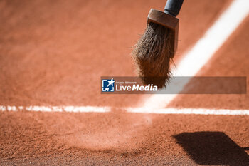 2023-05-24 - Tennis court cleaning illustration during Roland-Garros 2023, Grand Slam tennis tournament, Previews on May 24, 2023 at Roland-Garros stadium in Paris, France - TENNIS - ROLAND GARROS 2023 - PREVIEWS - INTERNATIONALS - TENNIS