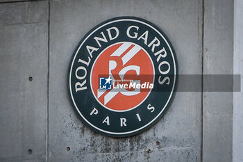 2023-05-24 - Illustration of the official logo of Roland Garros during Roland-Garros 2023, Grand Slam tennis tournament, Previews on May 24, 2023 at Roland-Garros stadium in Paris, France - TENNIS - ROLAND GARROS 2023 - PREVIEWS - INTERNATIONALS - TENNIS