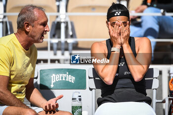 2023-05-24 - Caroline GARCIA of France looks dejected with his coach Bertrand PERRET during a training session of Roland-Garros 2023, Grand Slam tennis tournament, Previews on May 24, 2023 at Roland-Garros stadium in Paris, France - TENNIS - ROLAND GARROS 2023 - PREVIEWS - INTERNATIONALS - TENNIS