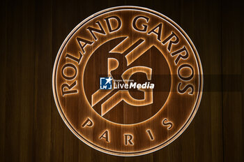 2023-05-24 - Illustration of the official logo of Roland Garros during Roland-Garros 2023, Grand Slam tennis tournament, Previews on May 24, 2023 at Roland-Garros stadium in Paris, France - TENNIS - ROLAND GARROS 2023 - PREVIEWS - INTERNATIONALS - TENNIS