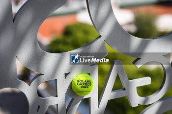 2023-05-24 - Illustration of the official ball during Roland-Garros 2023, Grand Slam tennis tournament, Previews on May 24, 2023 at Roland-Garros stadium in Paris, France - TENNIS - ROLAND GARROS 2023 - PREVIEWS - INTERNATIONALS - TENNIS