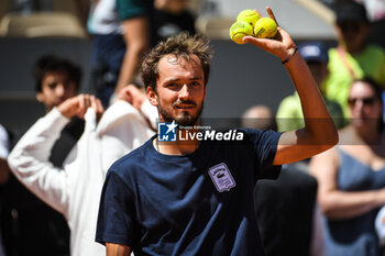 2023-05-25 - Daniil MEDVEDEV of Russia during a training session of Roland-Garros 2023, Grand Slam tennis tournament, Previews on May 25, 2023 at Roland-Garros stadium in Paris, France - TENNIS - ROLAND GARROS 2023 - PREVIEWS - INTERNATIONALS - TENNIS