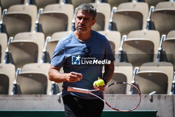 2023-05-25 - Tomasz WIKTOROWSKI during a training session of Roland-Garros 2023, Grand Slam tennis tournament, Previews on May 25, 2023 at Roland-Garros stadium in Paris, France - TENNIS - ROLAND GARROS 2023 - PREVIEWS - INTERNATIONALS - TENNIS