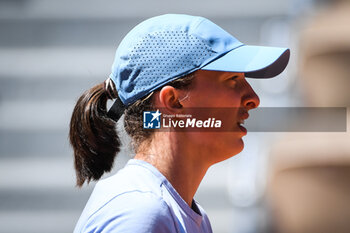 2023-05-25 - Iga SWIATEK of Poland during a training session of Roland-Garros 2023, Grand Slam tennis tournament, Previews on May 25, 2023 at Roland-Garros stadium in Paris, France - TENNIS - ROLAND GARROS 2023 - PREVIEWS - INTERNATIONALS - TENNIS