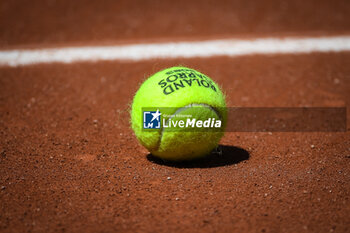 2023-05-25 - Illustration of the official ball during Roland-Garros 2023, Grand Slam tennis tournament, Previews on May 25, 2023 at Roland-Garros stadium in Paris, France - TENNIS - ROLAND GARROS 2023 - PREVIEWS - INTERNATIONALS - TENNIS