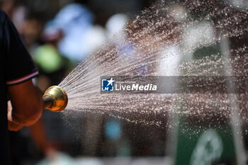 2023-05-25 - Illustration of watering during Roland-Garros 2023, Grand Slam tennis tournament, Previews on May 25, 2023 at Roland-Garros stadium in Paris, France - TENNIS - ROLAND GARROS 2023 - PREVIEWS - INTERNATIONALS - TENNIS