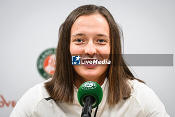2023-05-26 - Iga SWIATEK of Poland during Roland-Garros 2023, Grand Slam tennis tournament, Previews on May 26, 2023 at Roland-Garros stadium in Paris, France - TENNIS - ROLAND GARROS 2023 - PREVIEWS - INTERNATIONALS - TENNIS