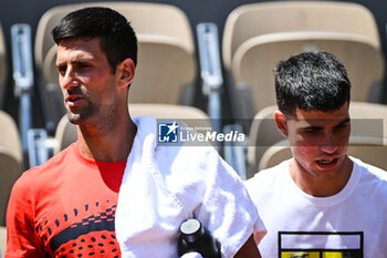 2023-05-26 - Novak DJOKOVIC of Serbia and Carlos ALCARAZ of Spain during a training session of Roland-Garros 2023, Grand Slam tennis tournament, Previews on May 26, 2023 at Roland-Garros stadium in Paris, France - TENNIS - ROLAND GARROS 2023 - PREVIEWS - INTERNATIONALS - TENNIS
