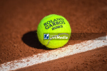 2023-05-26 - Illustration of the official ball during Roland-Garros 2023, Grand Slam tennis tournament, Previews on May 26, 2023 at Roland-Garros stadium in Paris, France - TENNIS - ROLAND GARROS 2023 - PREVIEWS - INTERNATIONALS - TENNIS