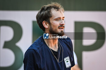 2023-05-27 - Daniil MEDVEDEV of Russia during a training session of Roland-Garros 2023, Grand Slam tennis tournament, Previews on May 27, 2023 at Roland-Garros stadium in Paris, France - TENNIS - ROLAND GARROS 2023 - PREVIEWS - INTERNATIONALS - TENNIS