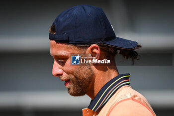 2023-05-27 - Hugo GRENIER of France during an exhibition match of Roland-Garros 2023, Grand Slam tennis tournament, Previews on May 27, 2023 at Roland-Garros stadium in Paris, France - TENNIS - ROLAND GARROS 2023 - PREVIEWS - INTERNATIONALS - TENNIS