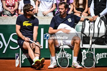 2023-05-27 - Daniil MEDVEDEV of Russia with his coach Gilles CERVARA during a training session of Roland-Garros 2023, Grand Slam tennis tournament, Previews on May 27, 2023 at Roland-Garros stadium in Paris, France - TENNIS - ROLAND GARROS 2023 - PREVIEWS - INTERNATIONALS - TENNIS