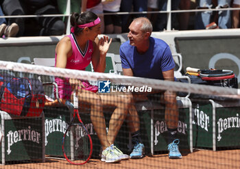 2023-05-27 - Caroline Garcia of France and her coach Bertrand Perret on the eve of the French Open 2023, second Grand Slam tennis tournament of the season on May 27, 2023 at stade Roland-Garros in Paris, France - TENNIS - ROLAND GARROS 2023 - PREVIEWS - INTERNATIONALS - TENNIS