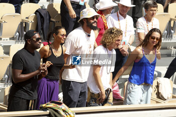 2023-05-27 - Yannick Noah's children - Joakim Noah - with his wife Lais Ribeiro on his right -, Joalukas Noah, Jenaye Noah - attend his concert on Central Court 40 years after his victory at the French Open 1983 during Kids' Day now baptised 'Yannick Noah Day' on the eve of the French Open 2023, second Grand Slam tennis tournament of the season on May 27, 2023 at stade Roland-Garros in Paris, France - TENNIS - ROLAND GARROS 2023 - PREVIEWS - INTERNATIONALS - TENNIS