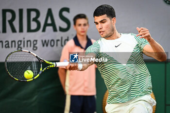 2023-05-29 - Carlos ALCARAZ of Spain during the second day of Roland-Garros 2023, Grand Slam tennis tournament, on May 29, 2023 at Roland-Garros stadium in Paris, France - TENNIS - ROLAND GARROS 2023 - WEEK 1 - INTERNATIONALS - TENNIS