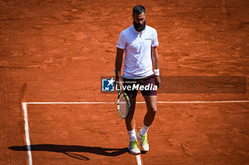 2023-05-29 - Benoit PAIRE of France looks dejected during the second day of Roland-Garros 2023, Grand Slam tennis tournament, on May 29, 2023 at Roland-Garros stadium in Paris, France - TENNIS - ROLAND GARROS 2023 - WEEK 1 - INTERNATIONALS - TENNIS