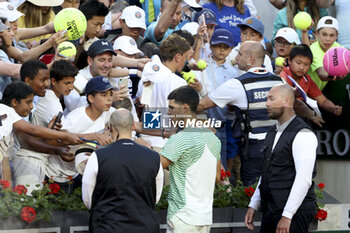 2023-05-29 - Carlos Alcaraz of Spain signs autographs during day 2 of the 2023 French Open, Roland-Garros 2023, second Grand Slam tennis tournament of the year, on May 29, 2023 at stade Roland-Garros in Paris, France - TENNIS - ROLAND GARROS 2023 - WEEK 1 - INTERNATIONALS - TENNIS