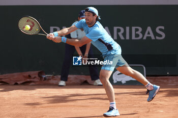 2023-05-30 - Guido Pella of Argentina during day 3 of the 2023 French Open, Roland-Garros 2023, second Grand Slam tennis tournament of the year, on May 30, 2023 at Stade Roland-Garros in Paris, France - TENNIS - ROLAND GARROS 2023 - WEEK 1 - INTERNATIONALS - TENNIS
