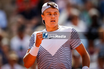 2023-05-30 - Holger RUNE of Denmark celebrates his point during the third day of Roland-Garros 2023, Grand Slam tennis tournament, on May 30, 2023 at Roland-Garros stadium in Paris, France - TENNIS - ROLAND GARROS 2023 - WEEK 1 - INTERNATIONALS - TENNIS