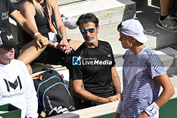 2023-05-30 - Holger Rune of Denmark and Patrick Mouratoglou (coach) during the French Open, Grand Slam tennis tournament on May 30, 2023 at Roland Garros stadium in Paris, France - TENNIS - ROLAND GARROS 2023 - WEEK 1 - INTERNATIONALS - TENNIS