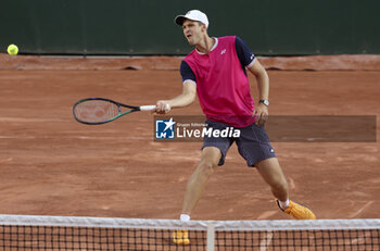 2023-05-31 - Hubert Hurkacz of Poland during day 4 of the 2023 French Open, Roland-Garros 2023, second Grand Slam tennis tournament of the year, on May 31, 2023 at Stade Roland-Garros in Paris, France - TENNIS - ROLAND GARROS 2023 - WEEK 1 - INTERNATIONALS - TENNIS