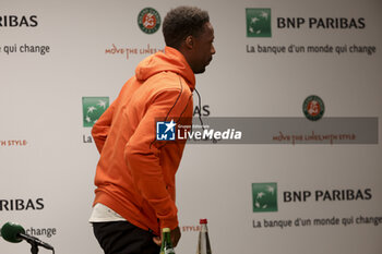 2023-05-31 - Gael Monfils of France announcing he has to retire from the tournament due to an injury during day 4 of the 2023 French Open, Roland-Garros 2023, second Grand Slam tennis tournament of the year, on May 31, 2023 at Stade Roland-Garros in Paris, France - TENNIS - ROLAND GARROS 2023 - WEEK 1 - INTERNATIONALS - TENNIS