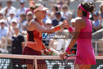 2023-05-31 - Anna Blinkova of Russia shakes hands with Caroline Garcia of France after her victory during day 4 of the 2023 French Open, Roland-Garros 2023, second Grand Slam tennis tournament of the year, on May 31, 2023 at Stade Roland-Garros in Paris, France - TENNIS - ROLAND GARROS 2023 - WEEK 1 - INTERNATIONALS - TENNIS