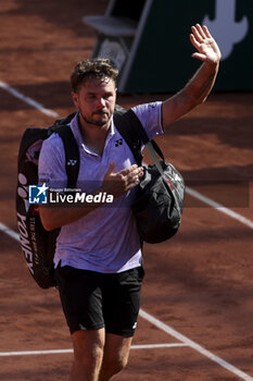 2023-05-31 - Stan Wawrinka of Switzerland salutes the fans while leaving the court during day 4 of the 2023 French Open, Roland-Garros 2023, second Grand Slam tennis tournament of the year, on May 31, 2023 at Stade Roland-Garros in Paris, France - TENNIS - ROLAND GARROS 2023 - WEEK 1 - INTERNATIONALS - TENNIS
