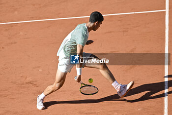 2023-05-31 - Carlos Alcaraz Garfia hits a tweener (or between-the-legs shot, hotdog) during the French Open, Grand Slam tennis tournament on May 31, 2023 at Roland Garros stadium in Paris, France. Photo Victor Joly / DPPI - TENNIS - ROLAND GARROS 2023 - WEEK 1 - INTERNATIONALS - TENNIS
