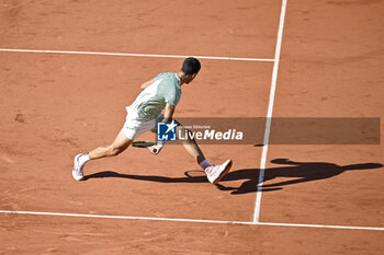 2023-05-31 - Carlos Alcaraz Garfia hits a tweener (or between-the-legs shot, hotdog) during the French Open, Grand Slam tennis tournament on May 31, 2023 at Roland Garros stadium in Paris, France. Photo Victor Joly / DPPI - TENNIS - ROLAND GARROS 2023 - WEEK 1 - INTERNATIONALS - TENNIS