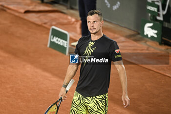 2023-05-31 - Marton Fucsovics during the French Open, Grand Slam tennis tournament on May 31, 2023 at Roland Garros stadium in Paris, France. Photo Victor Joly / DPPI - TENNIS - ROLAND GARROS 2023 - WEEK 1 - INTERNATIONALS - TENNIS