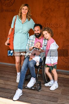 2023-06-02 - Michael JEREMIASZ with his wife Carolyn ALDRIDGE and his children Mylo and Oscar during the sixth day of Roland-Garros 2023, Grand Slam tennis tournament, on June 02, 2023 at Roland-Garros stadium in Paris, France - TENNIS - ROLAND GARROS 2023 - WEEK 1 - INTERNATIONALS - TENNIS