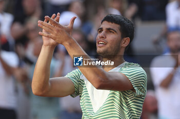 2023-06-04 - Carlos Alcaraz of Spain celebrates his victory over Lorenzo Musetti of Italy during day 8 of the 2023 French Open, Roland-Garros 2023, second Grand Slam tennis tournament of the year, on June 4, 2023 at Stade Roland-Garros in Paris, France - TENNIS - ROLAND GARROS 2023 - WEEK 1 - INTERNATIONALS - TENNIS
