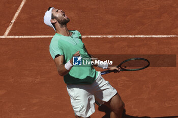 2023-06-04 - Karen Khachanov of Russia celebrates his victory over Lorenzo Sonego of Italy during day 8 of the 2023 French Open, Roland-Garros 2023, second Grand Slam tennis tournament of the year, on June 4, 2023 at Stade Roland-Garros in Paris, France - TENNIS - ROLAND GARROS 2023 - WEEK 1 - INTERNATIONALS - TENNIS