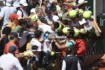 2023-06-04 - Karen Khachanov of Russia signs autographs during day 8 of the 2023 French Open, Roland-Garros 2023, second Grand Slam tennis tournament of the year, on June 4, 2023 at Stade Roland-Garros in Paris, France - TENNIS - ROLAND GARROS 2023 - WEEK 1 - INTERNATIONALS - TENNIS