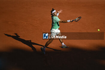 2023-06-04 - Lorenzo Musetti of Italy hits a forehand during the French Open, Grand Slam tennis tournament on June 4, 2023 at Roland Garros stadium in Paris, France. Photo Victor Joly / DPPI - TENNIS - ROLAND GARROS 2023 - WEEK 1 - INTERNATIONALS - TENNIS