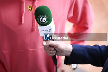 2023-06-04 - Illustration picture shows a microphone (mic, mike micro) of French TV channel France Televisions (FranceTV Sport) during the French Open, Grand Slam tennis tournament on June 4, 2023 at Roland Garros stadium in Paris, France. Photo Victor Joly / DPPI - TENNIS - ROLAND GARROS 2023 - WEEK 1 - INTERNATIONALS - TENNIS