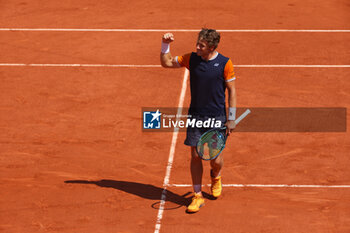 2023-06-05 - Casper Ruud of Norway celebrates his victory against Nicolas Jarry of Chile during the French Open 2023, Roland-Garros 2023, Grand Slam tennis tournament, on June 7, 2023 at Stade Roland-Garros in Paris, France - TENNIS - ROLAND GARROS 2023 - WEEK 2 - INTERNATIONALS - TENNIS